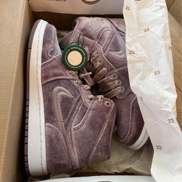 NEW w/ tags Women's Velvet Air Jordan 1 MID SE - Picture 7 of 8